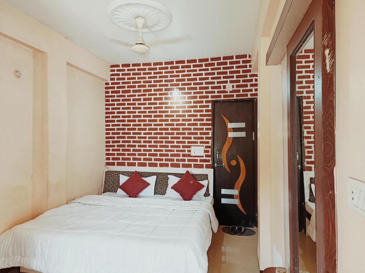 Hotel Chaitanya Maheshwar ภายนอก รูปภาพ