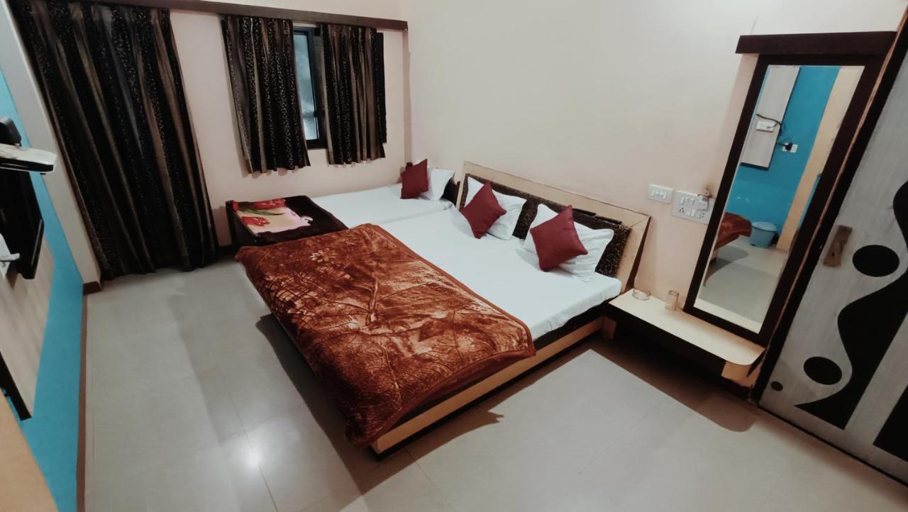 Hotel Chaitanya Maheshwar ภายนอก รูปภาพ